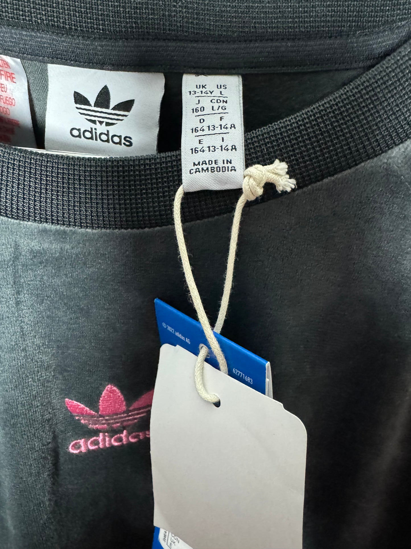 Адидас кадифен анцуг 164 см 13-14 г.