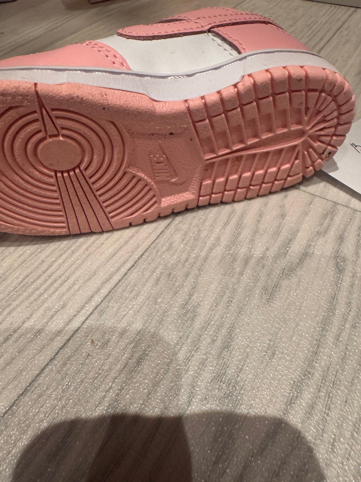 Nike pink trainers EU25
