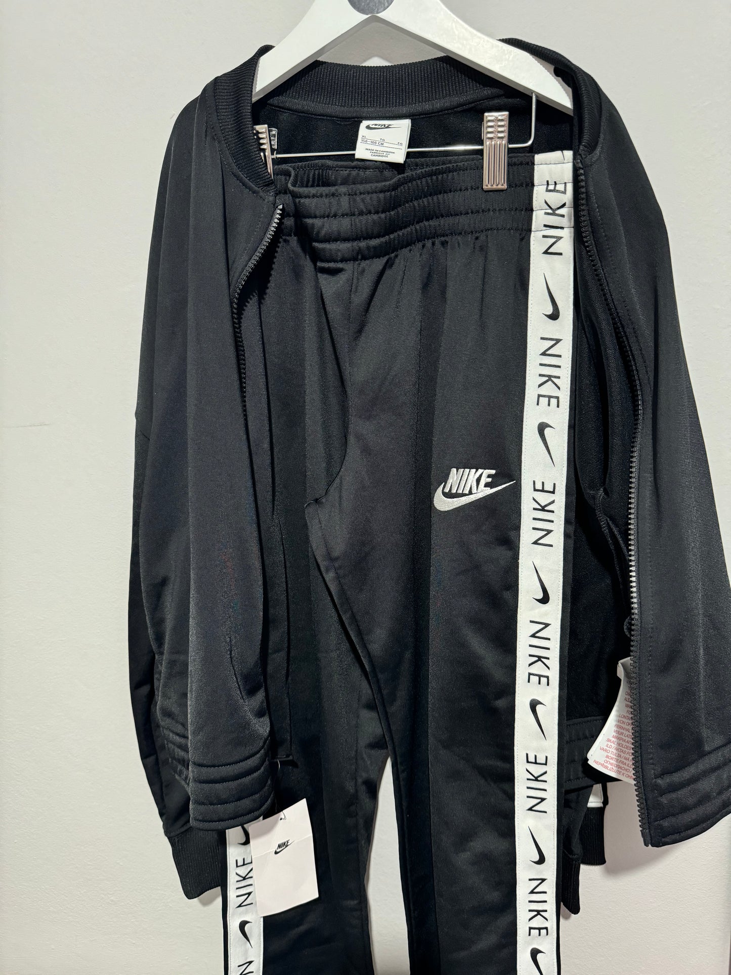 Nike Black Tracksuit 10-12y 156-166cm New with tags 141061